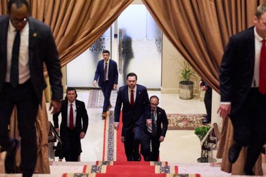 Συνεχίζονται οι συνομιλίες ΗΠΑ και Ιράν - Μεγάλο το χάσμα, βασικό «αγκάθι» τα Στενά του Ορμούζ
